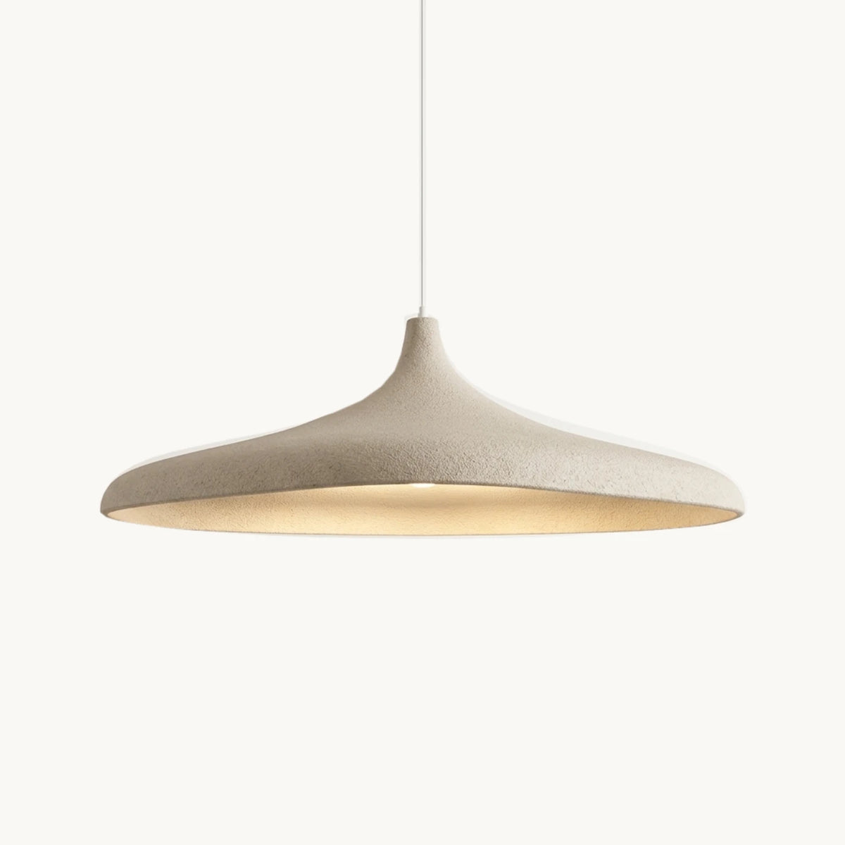 Suspension beige Clairaut, abat-jour ovale grainé allumé, sur fond ivoire