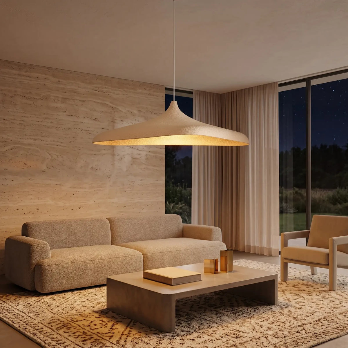 Suspension ovale beige dans un salon au mur de travertin, lumière chaude du soir