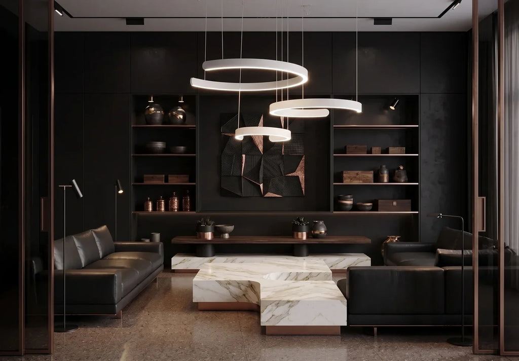 La version blanc polaire éclaire un salon sombre aux canapés de cuir noir