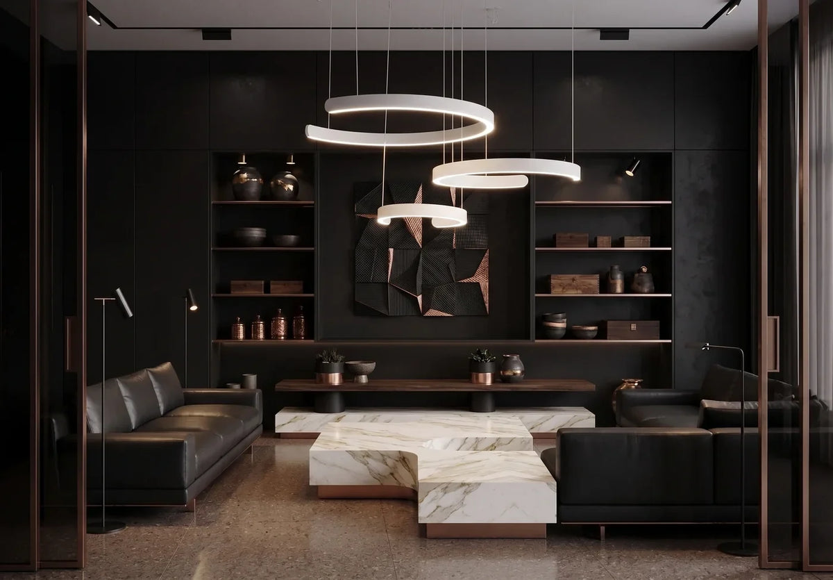 La version blanc polaire éclaire un salon sombre aux canapés de cuir noir