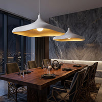 Suspension blanche ovale au-dessus d'une table en noyer, mur de marbre gris