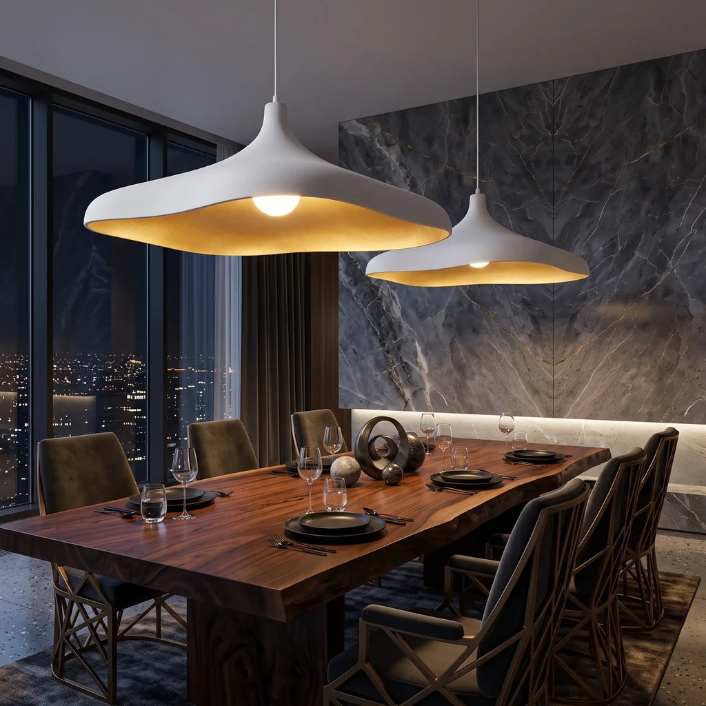 Suspension blanche ovale au-dessus d'une table en noyer, mur de marbre gris