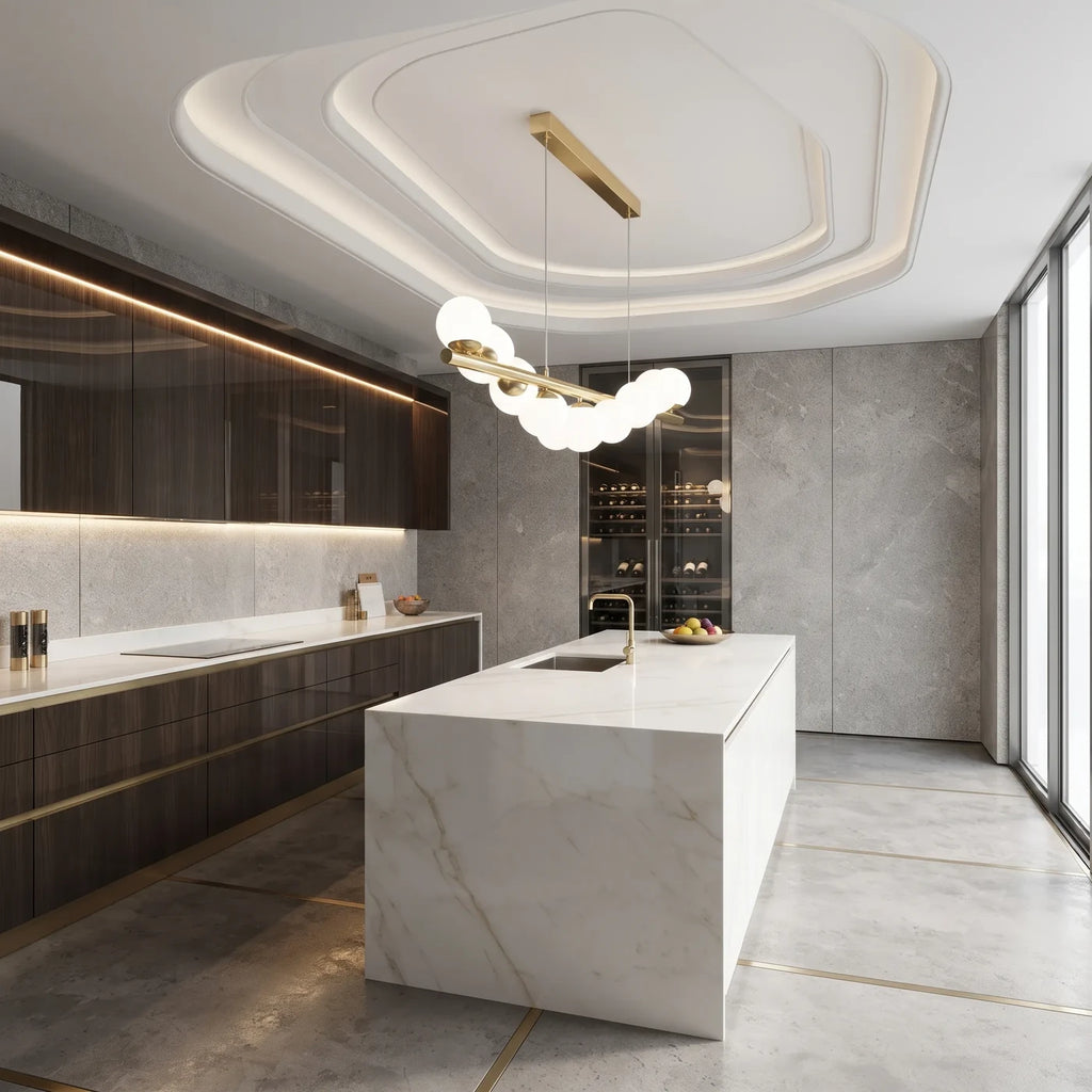 Suspension boule blanche au-dessus d'un îlot de cuisine en marbre blanc, façades sombres et cave vitrée