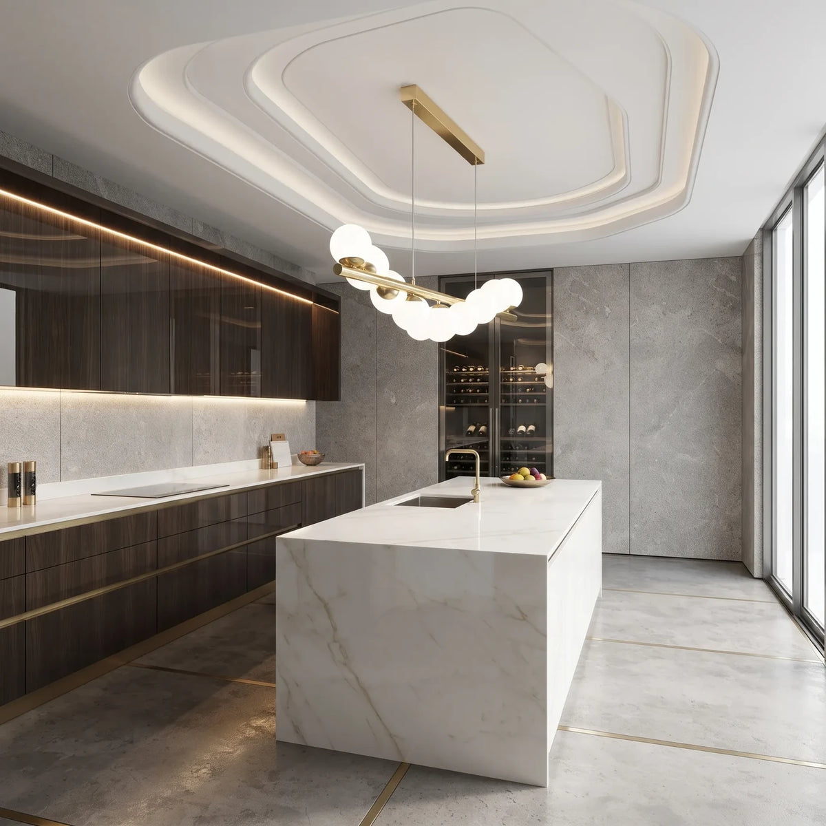 Suspension boule blanche au-dessus d'un îlot de cuisine en marbre blanc, façades sombres et cave vitrée