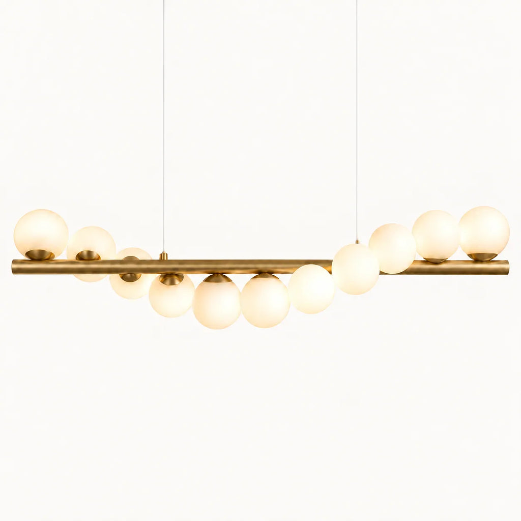 Suspension boule blanche, onze globes de verre dépoli sur une barre dorée de 120 cm