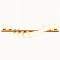 Suspension boule blanche, onze globes de verre dépoli sur une barre dorée de 120 cm