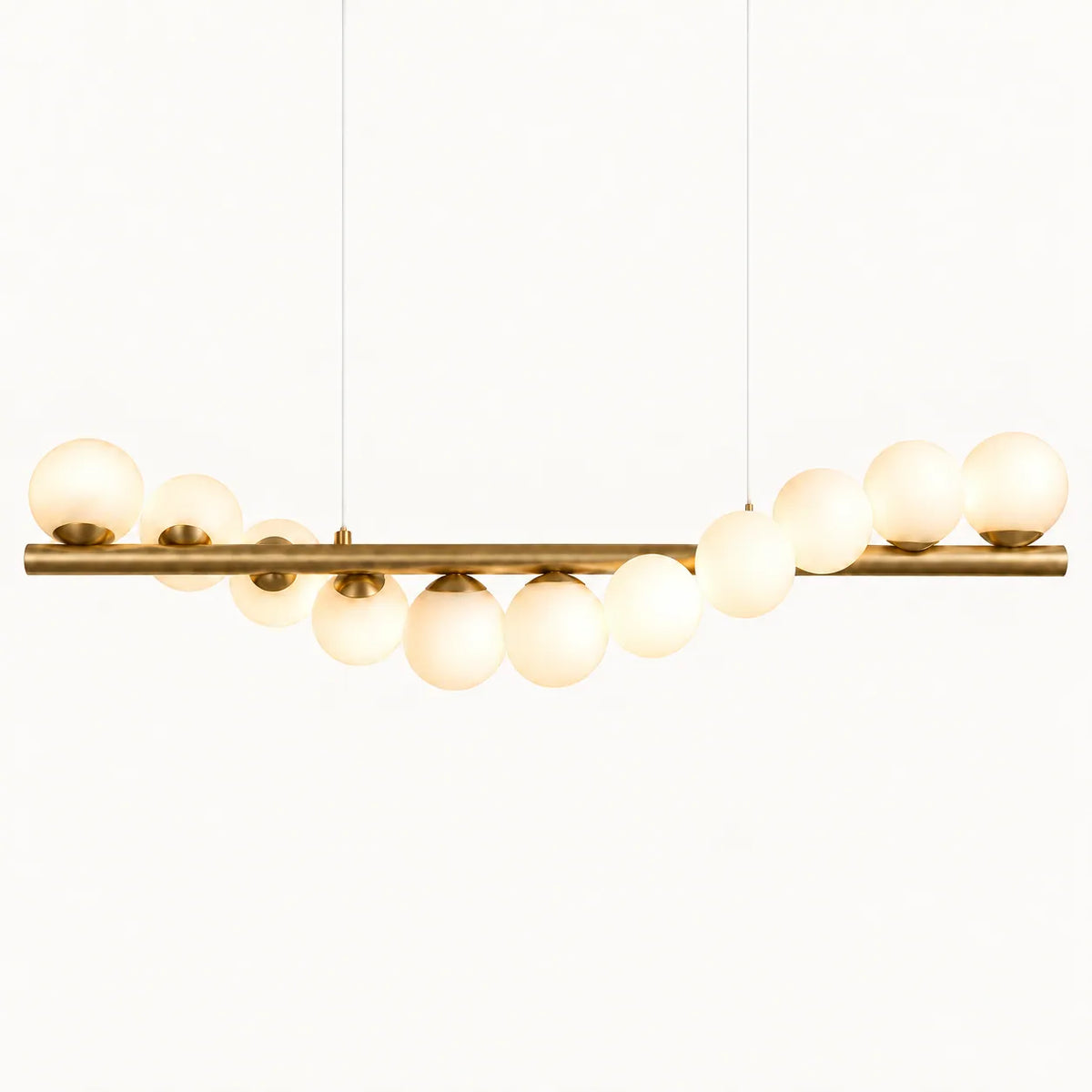 Suspension boule blanche, onze globes de verre dépoli sur une barre dorée de 120 cm