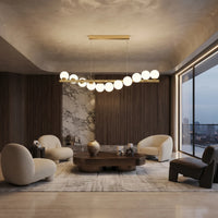 Suspension boule blanche au-dessus d'une table basse, fauteuils en laine bouclée et boiseries sombres