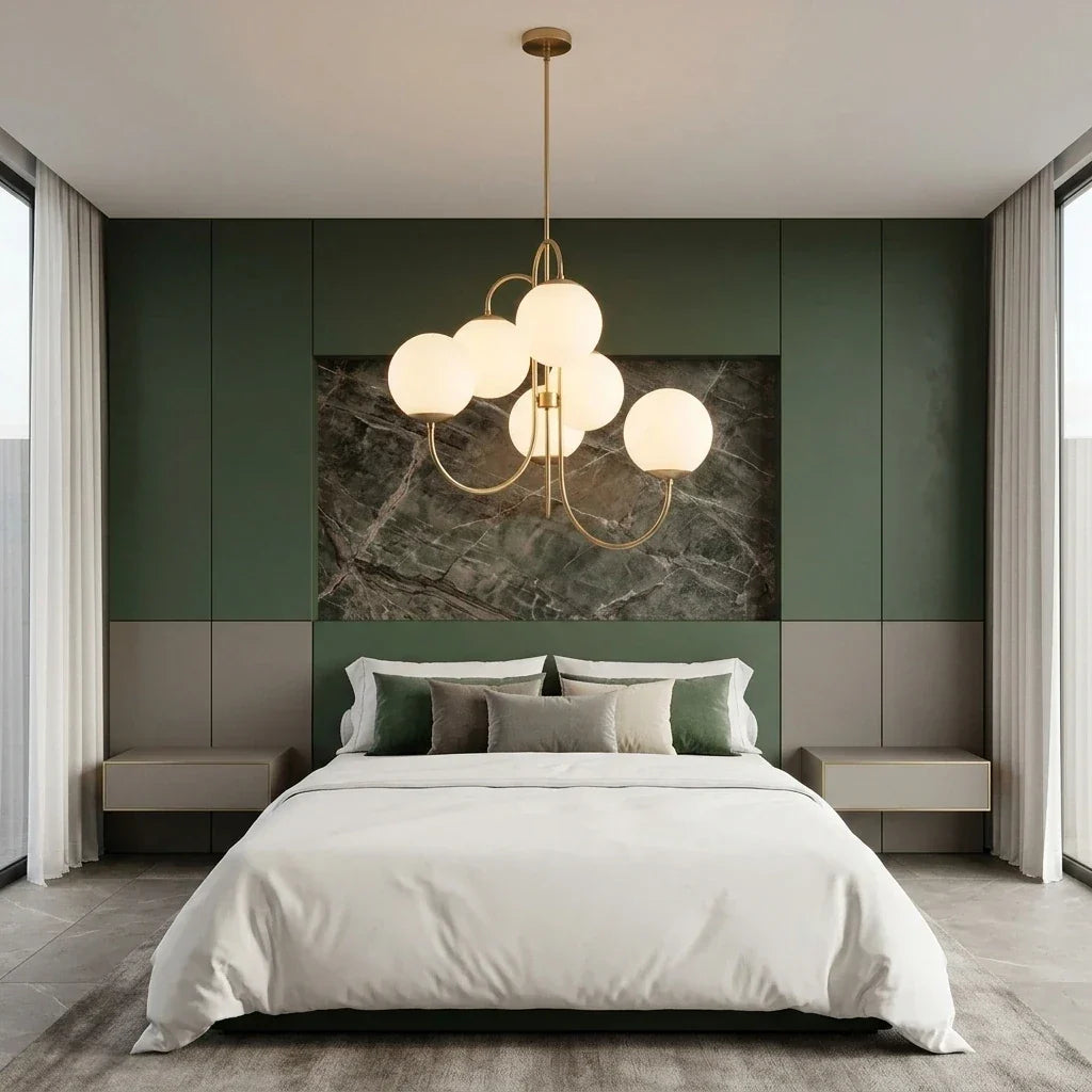 Les globes opalins déployés au-dessus d'un lit, à hauteur de plafond standard