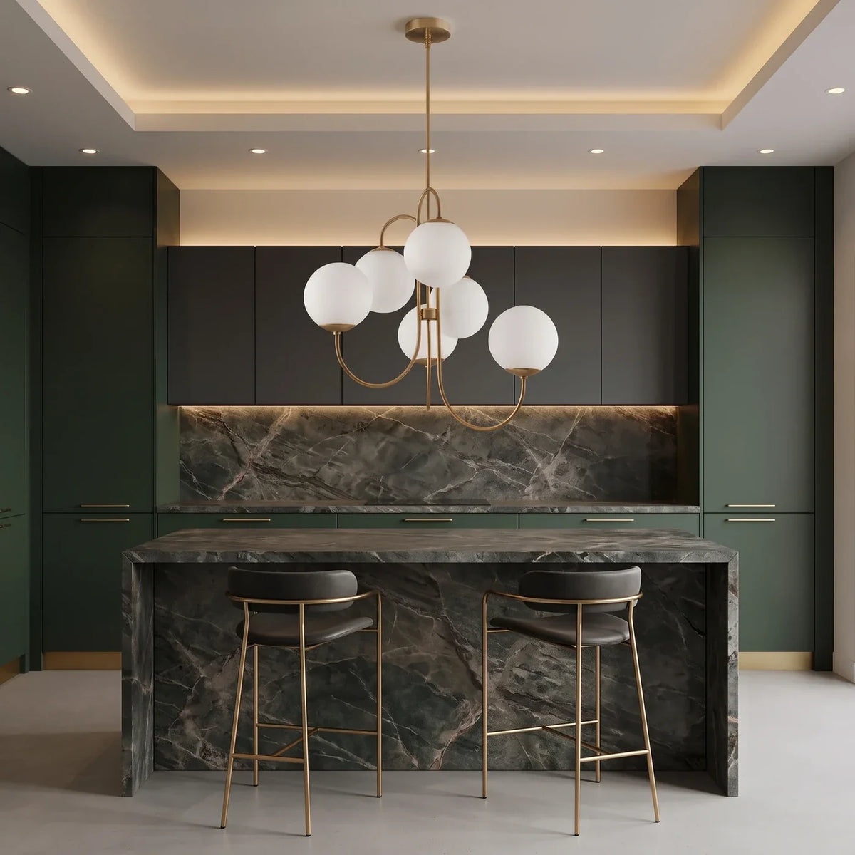 Le luminaire doré au-dessus d'un îlot de cuisine en pierre veinée