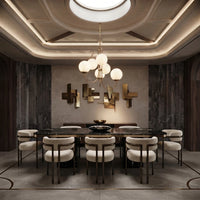 Le luminaire à six globes centré au-dessus d'une table de salle à manger en marbre noir