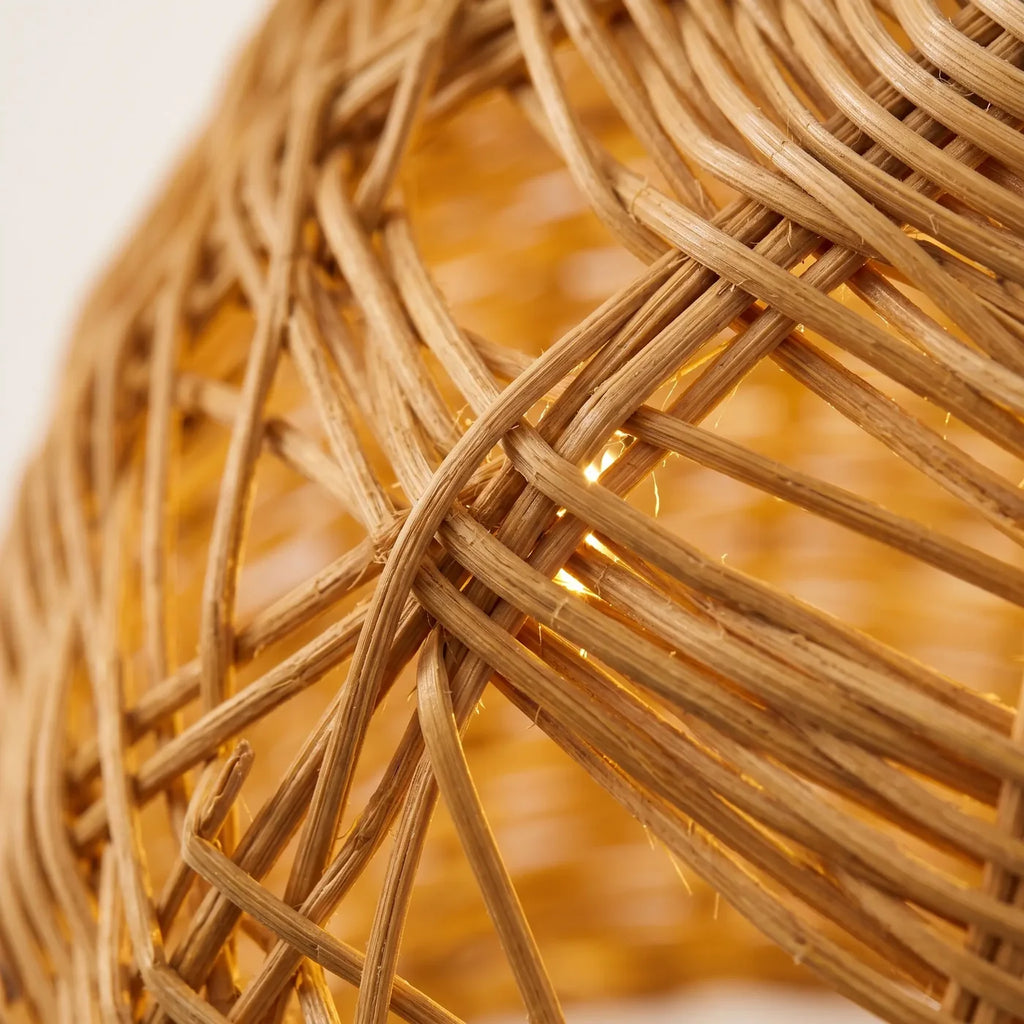 Macro de l'osier tressé naturel, lumière de l'ampoule entre les brins