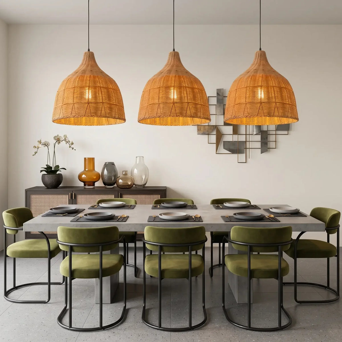 Trois Réaumur au-dessus d'une table de béton, chaises vert olive