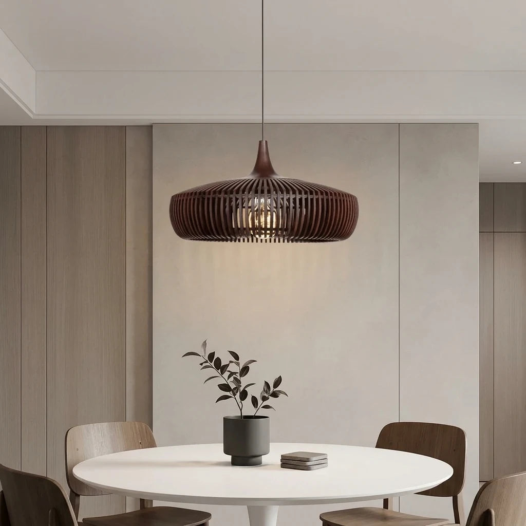 Suspension design en bois au-dessus d'une table ronde blanche de salle à manger