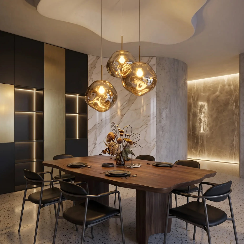Suspension dorée design au-dessus d'une table de salle à manger en bois