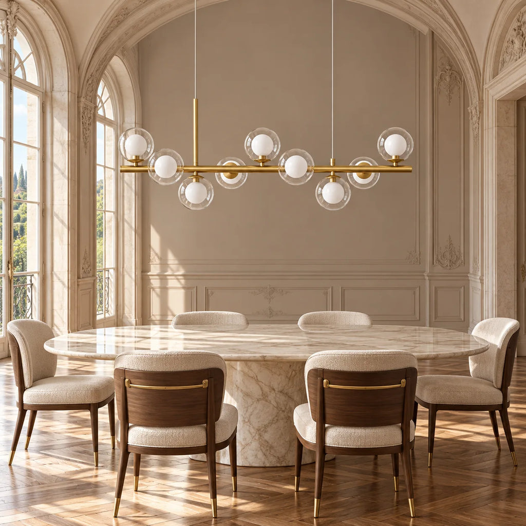 Suspension linéaire à globes doubles au-dessus d'une table ovale en marbre, salle à manger en plein jour