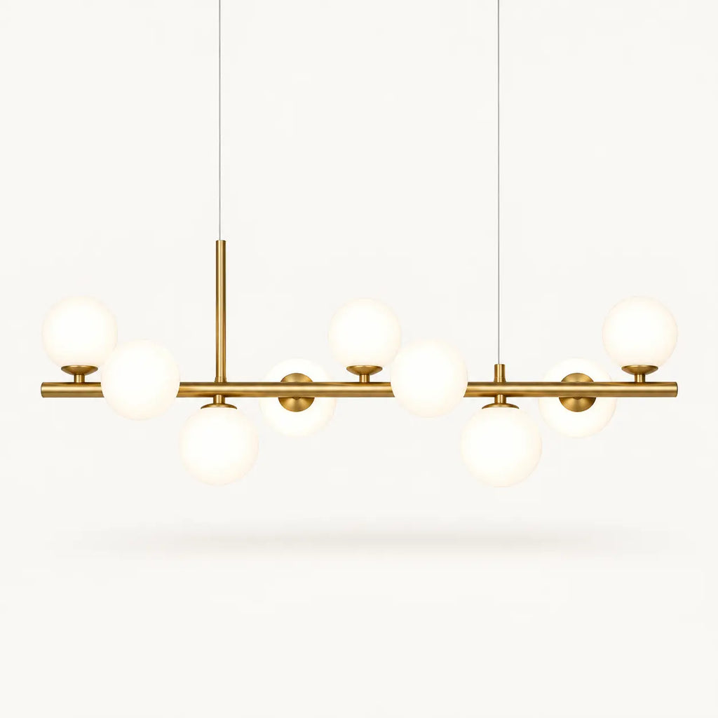 Suspension linéaire, barre doré satiné et neuf globes de verre opalin blanc, sur fond ivoire