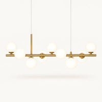 Suspension linéaire, barre doré satiné et neuf globes de verre opalin blanc, sur fond ivoire