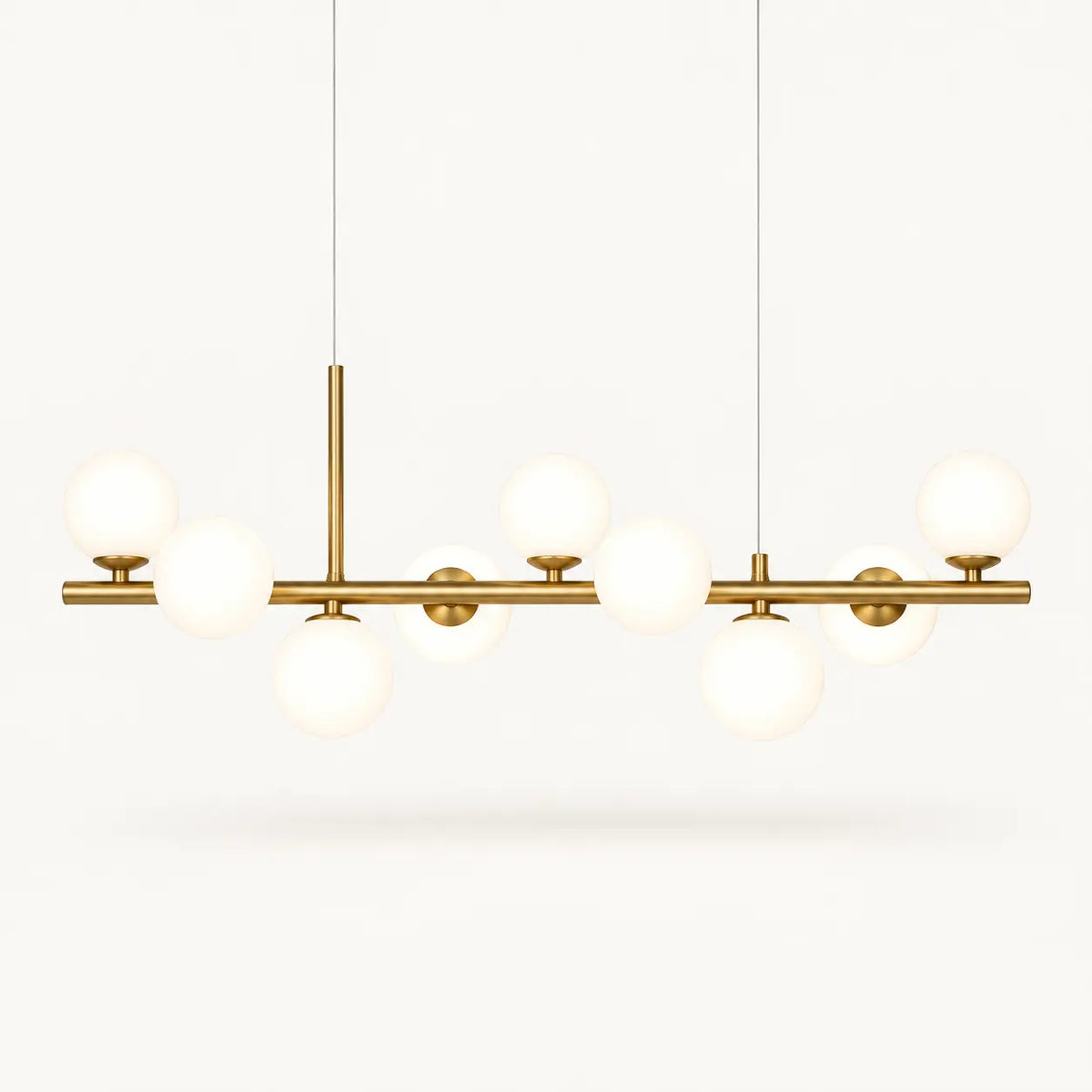 Suspension linéaire, barre doré satiné et neuf globes de verre opalin blanc, sur fond ivoire
