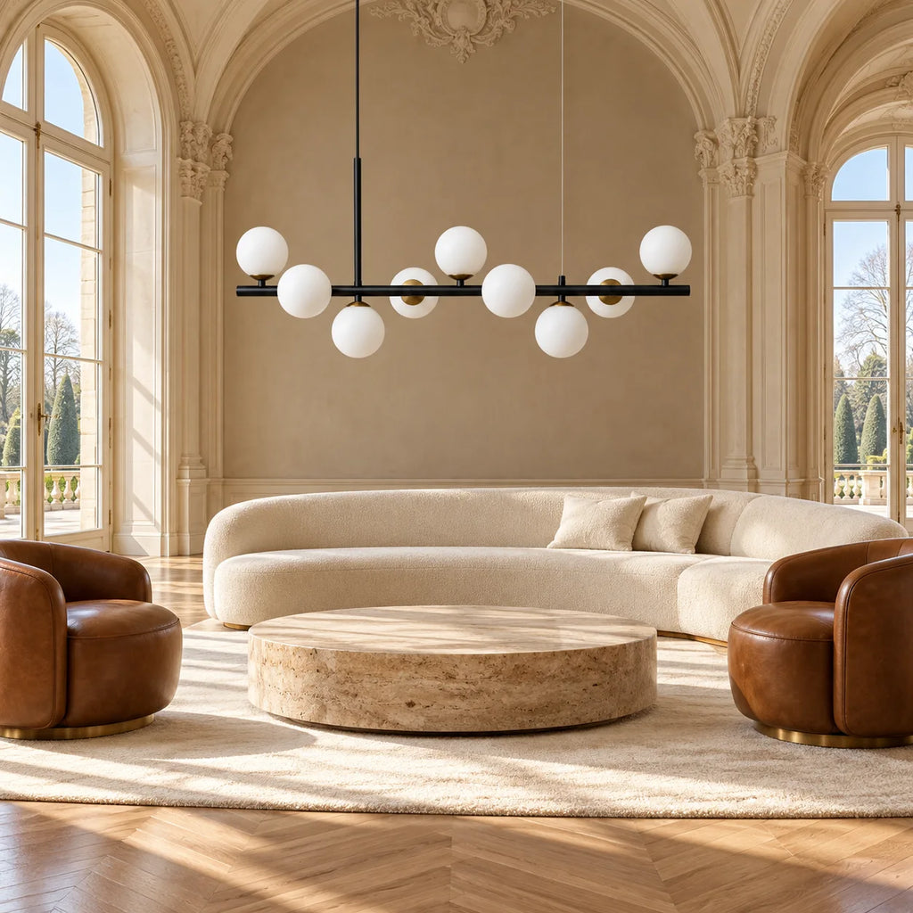 Barre noir mat et globes opalins au-dessus d'un canapé courbe, salon à la lumière du jour