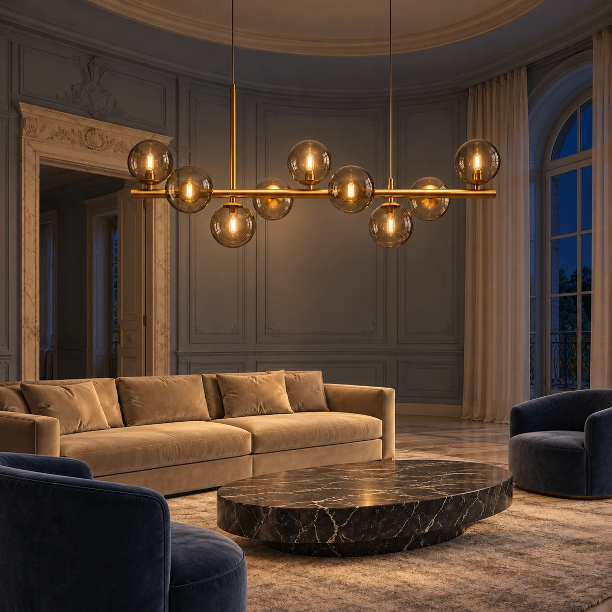 Globes de verre fumé allumés au-dessus d'une table basse en marbre noir, salon le soir