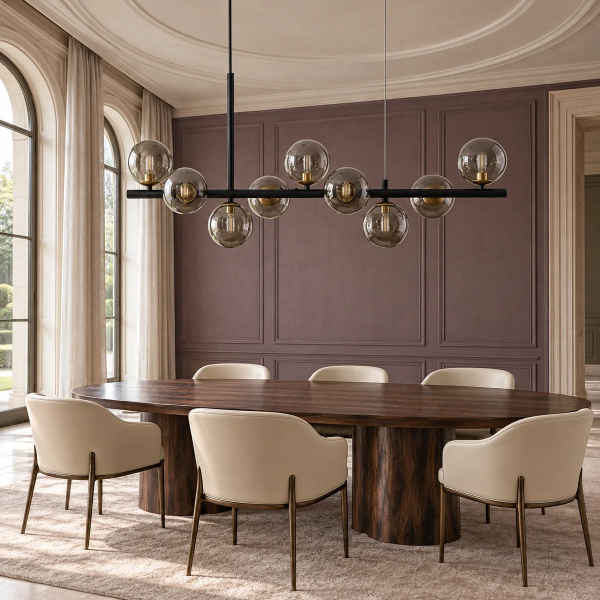 Barre noir mat et globes fumés au-dessus d'une longue table en noyer, salle à manger en journée