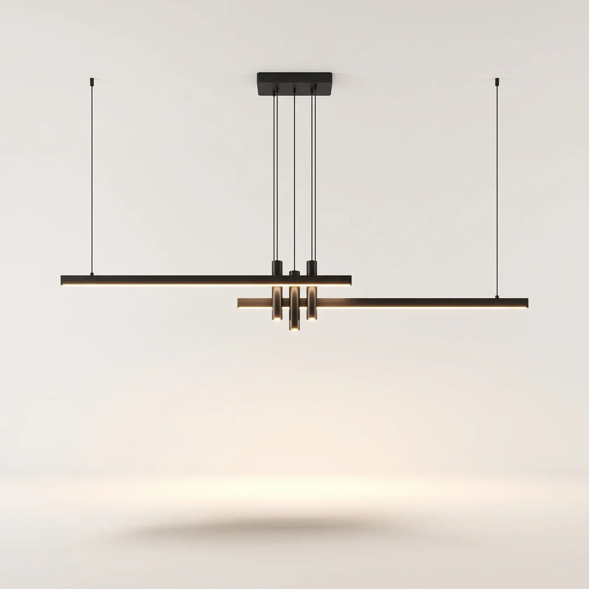 Suspension longue Chappe en métal noir, deux barres LED décalées et trois spots cylindriques