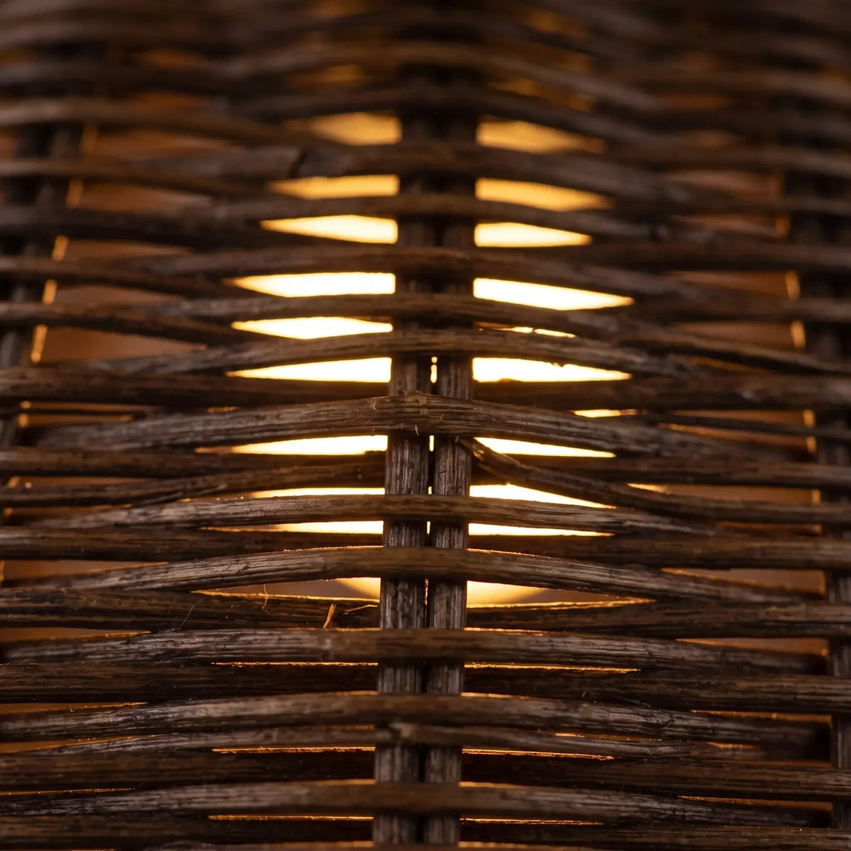 Macro de l'osier tressé brun, lumière chaude entre les brins