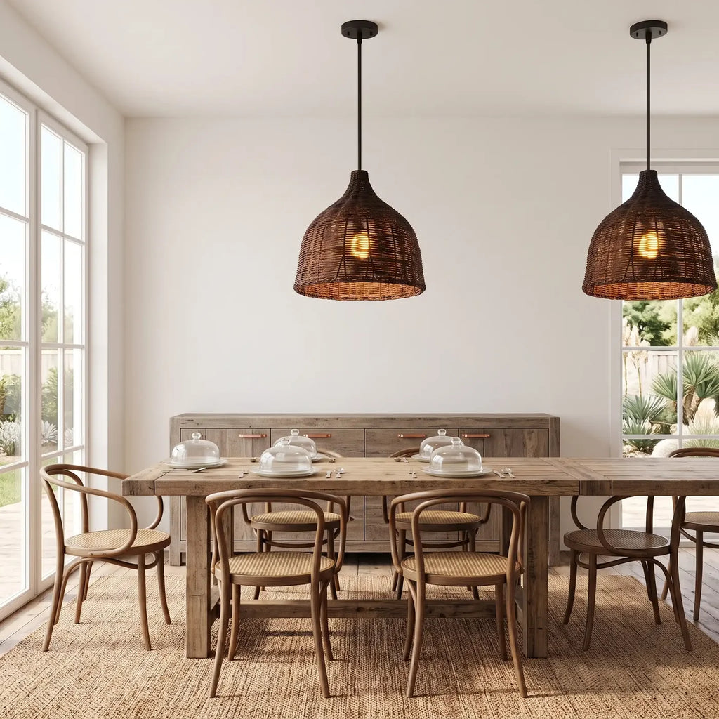 Deux Réaumur brunes au-dessus d'une longue table de ferme en bois