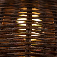 Macro de l'osier tressé brun, lumière chaude entre les brins