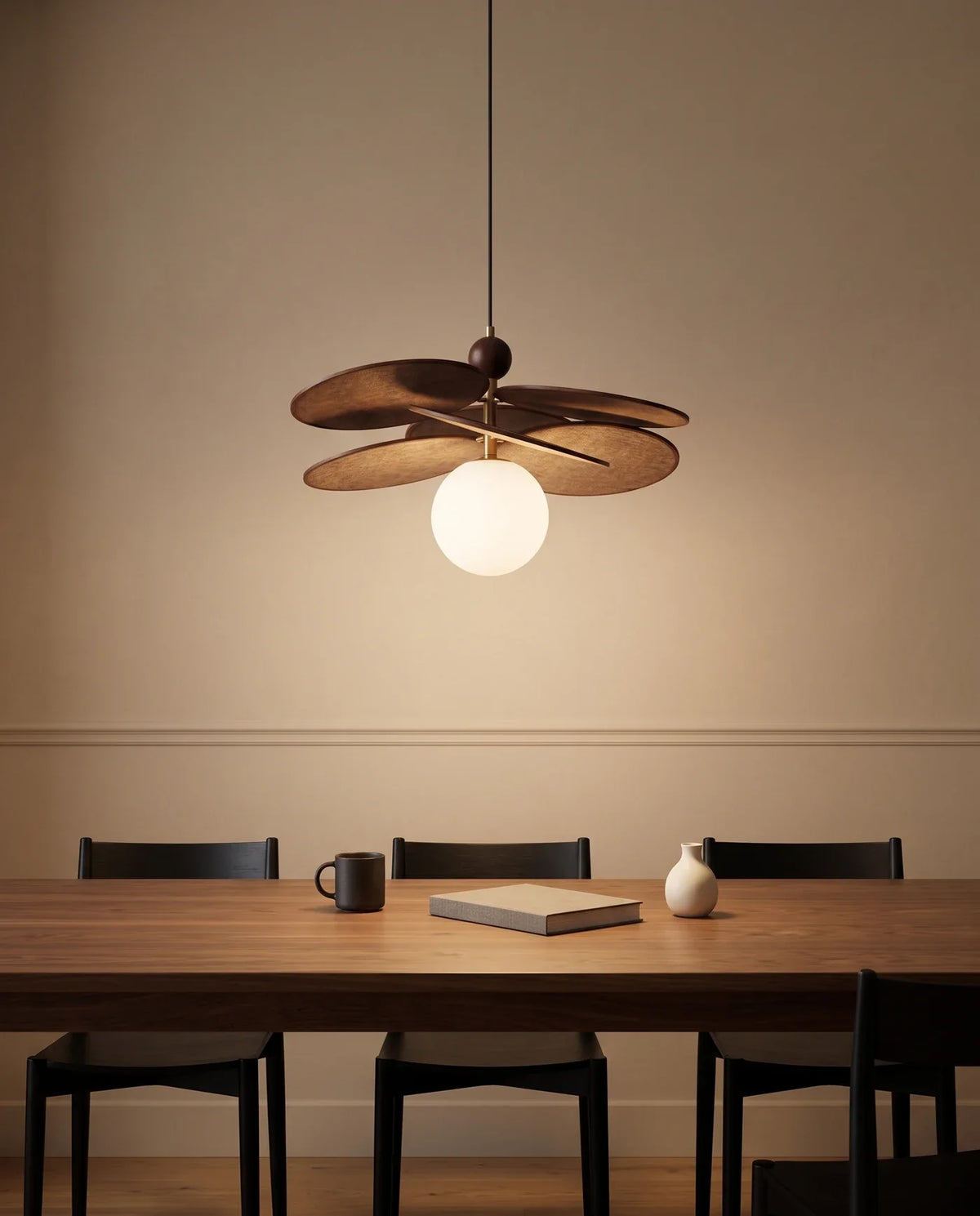 Suspension Bagatelle à globe opalin au-dessus d'une table de salle à manger