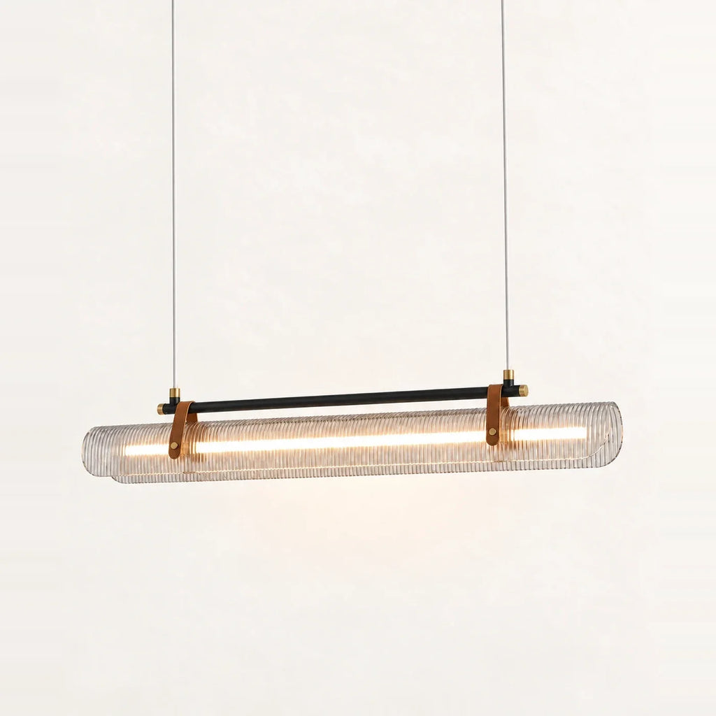 Suspension barre LED Ravel en finition noir mat, diffuseur strié tenu par deux sangles brunes façon cuir