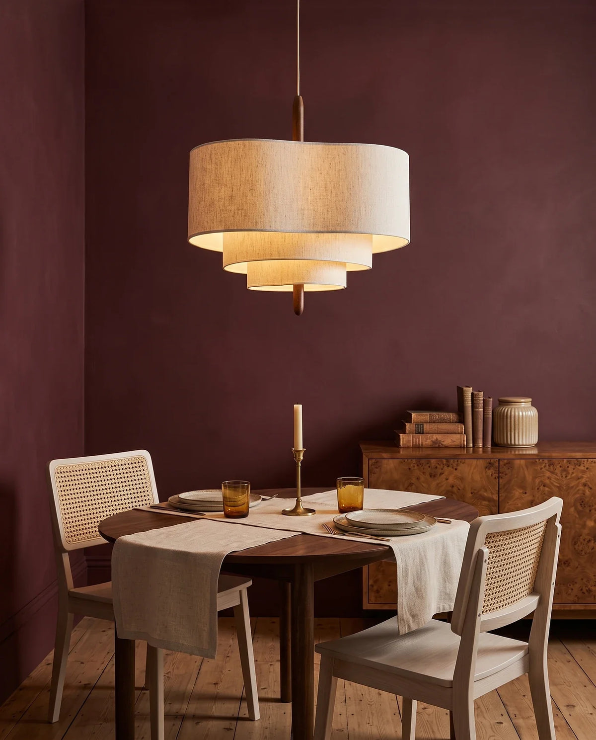 Suspension Cambrai en tissu tissé main au-dessus d'une table de salle à manger