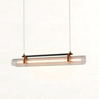 Suspension barre LED en finition noir mat, diffuseur strié tenu par deux sangles brunes façon cuir