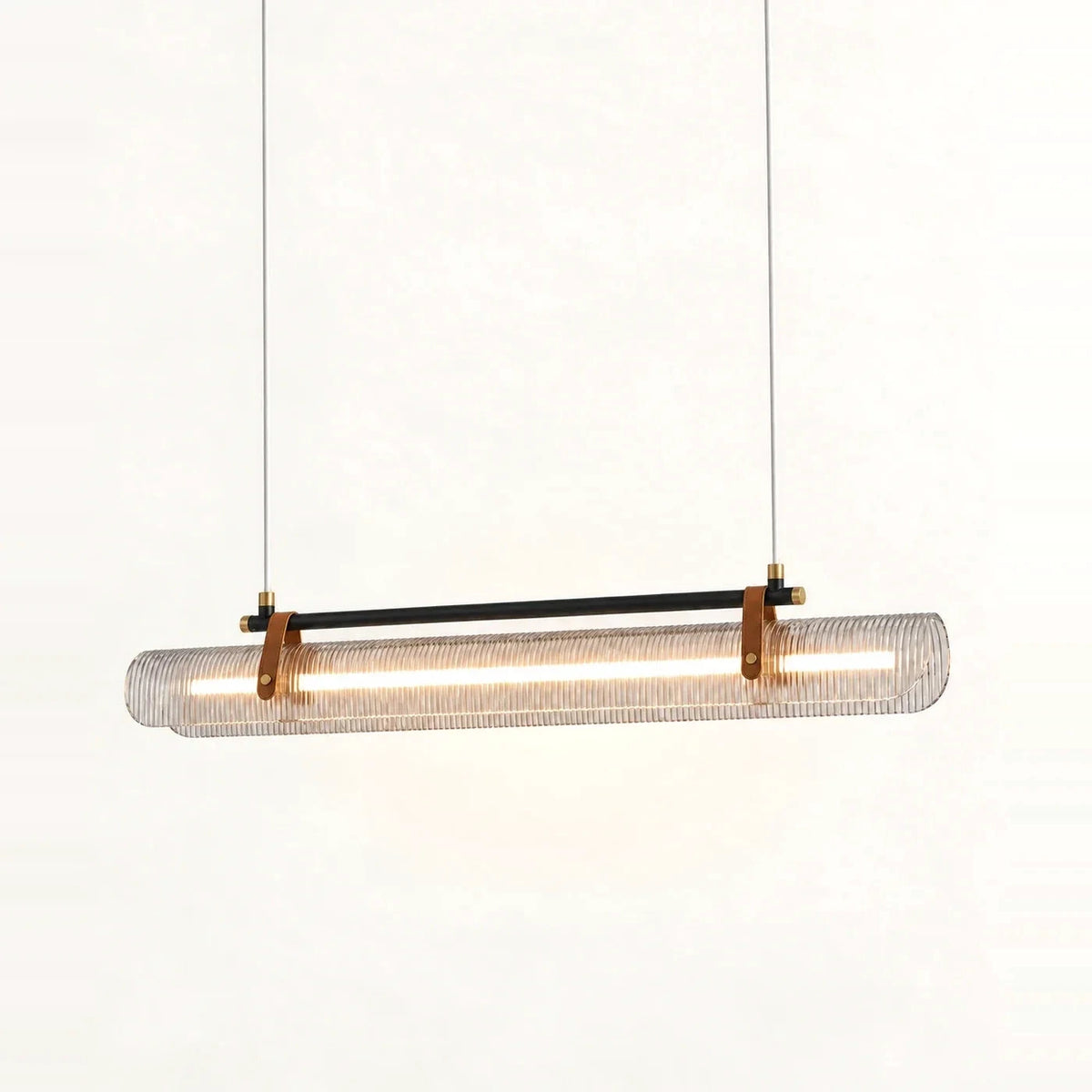 Suspension barre LED en finition noir mat, diffuseur strié tenu par deux sangles brunes façon cuir