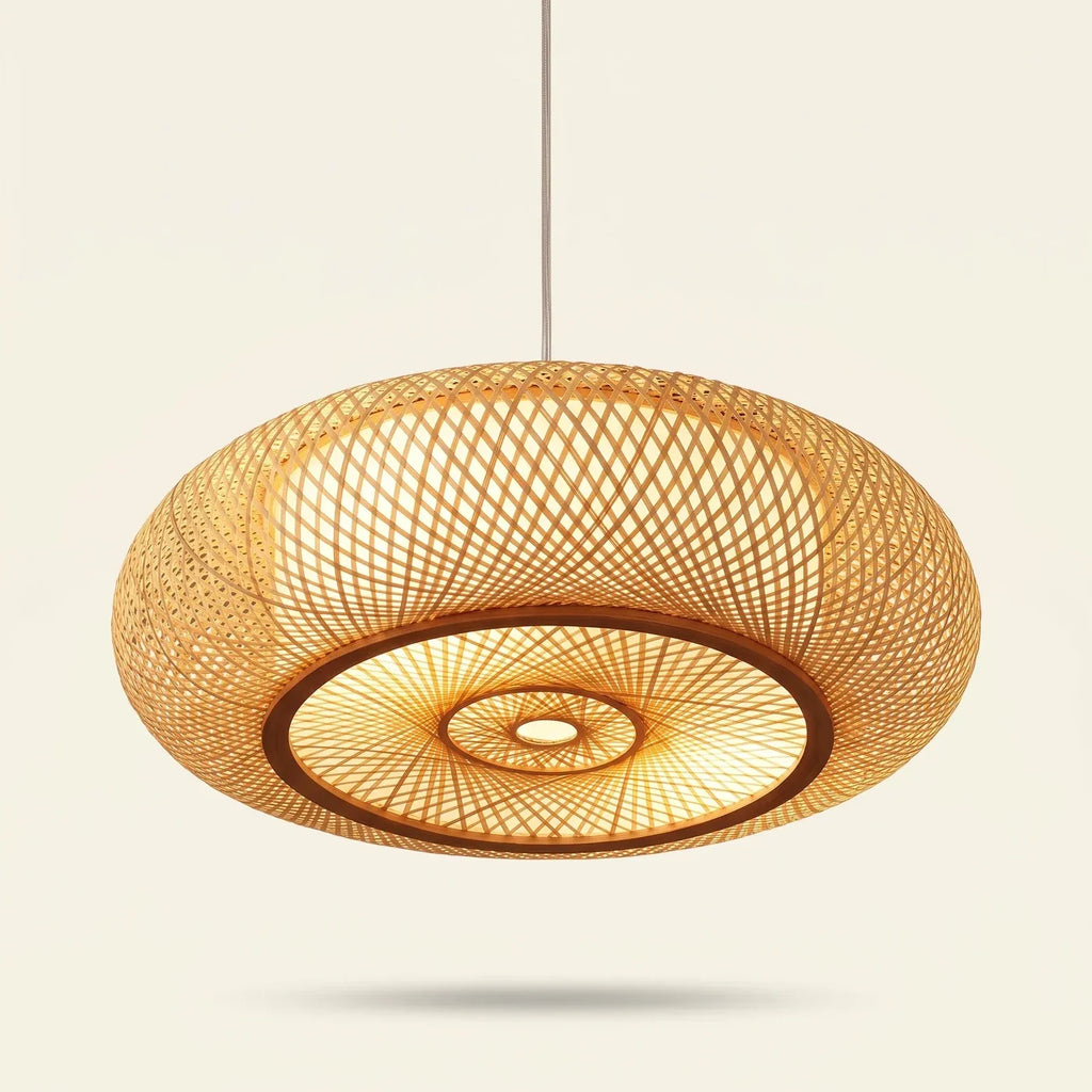 Suspension tressée en bambou Fresnel, packshot sur fond ivoire