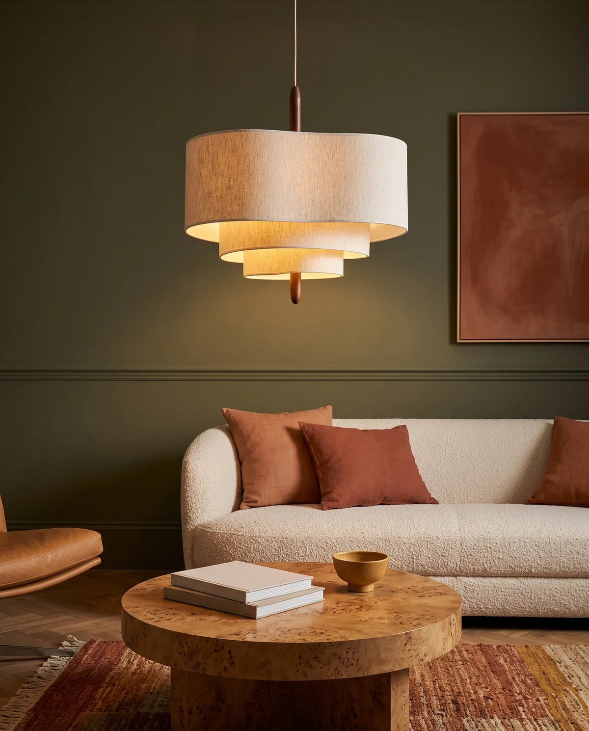 Suspension tissu wabi sabi Aubusson au-dessus d'un coin salon