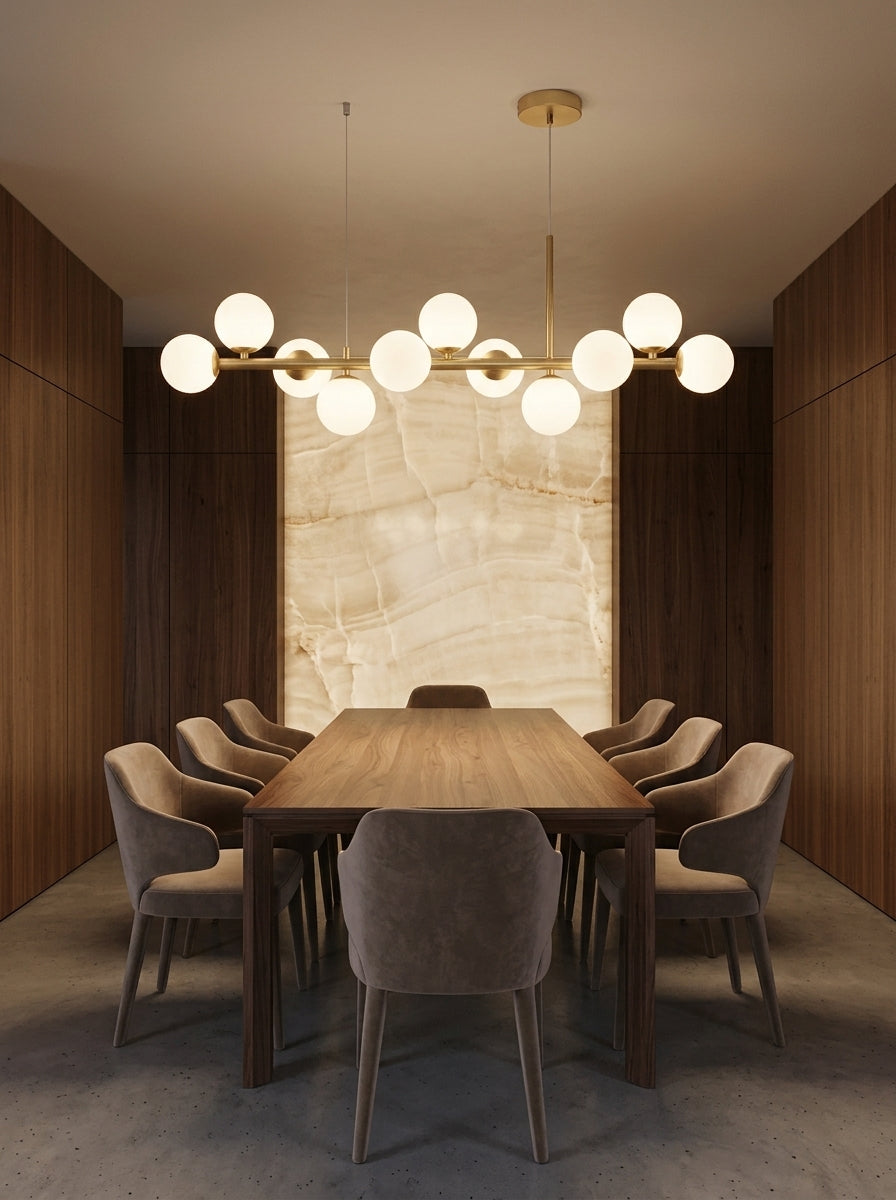 Suspension linéaire dorée à neuf globes de verre opalin au-dessus d'une longue table de salle à manger en noyer