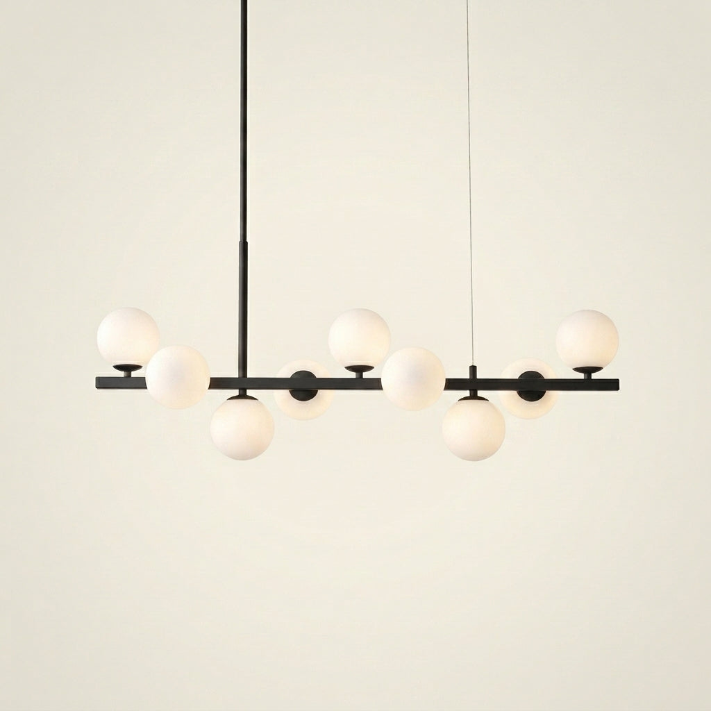 Suspension linéaire noir charbon à neuf globes de verre opalin, vue de face sur fond ivoire