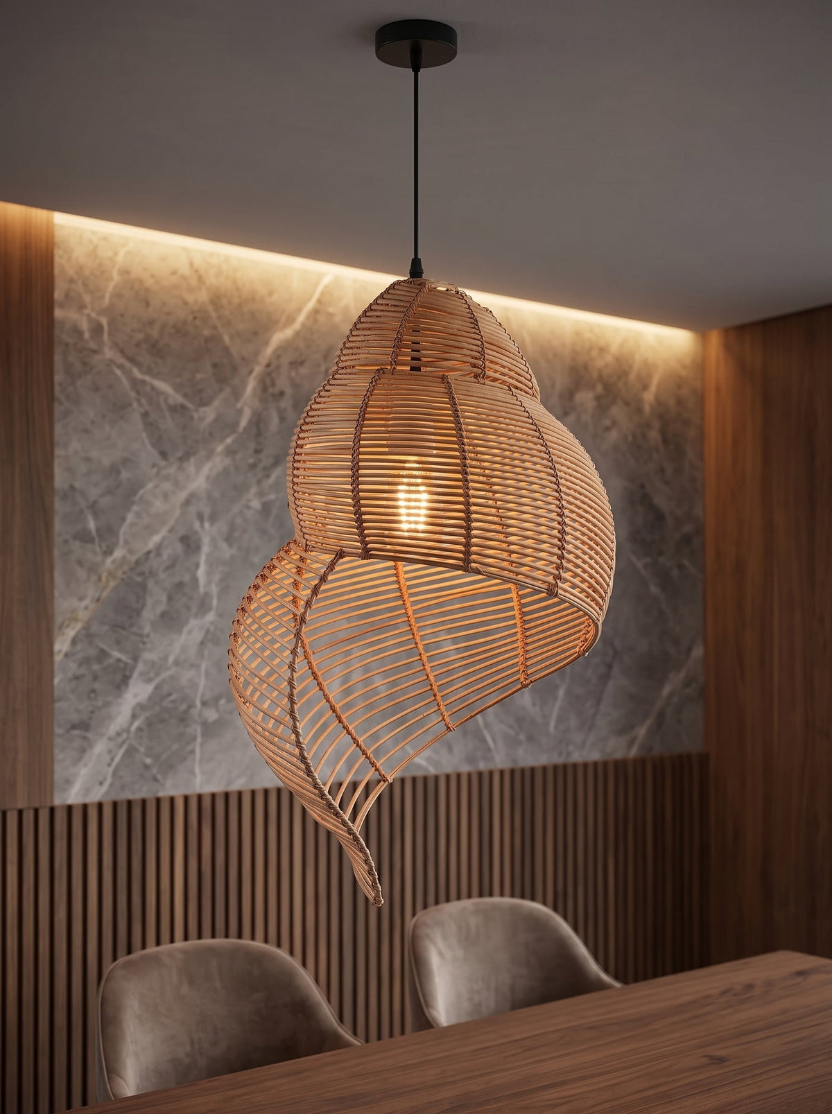 Suspension en rotin tressé vue de près au-dessus d'une table de noyer, mur de marbre gris veiné